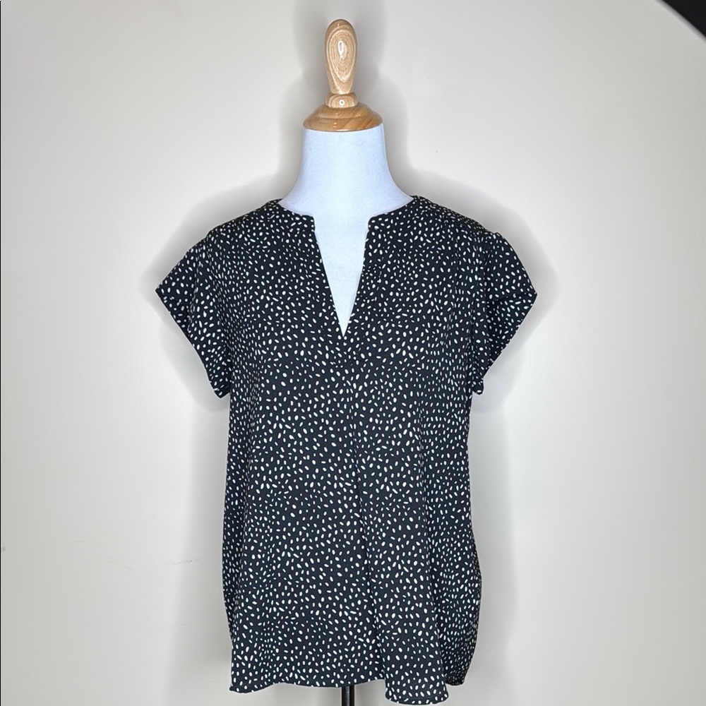 Olive & Oak Black and White V-Neck Relaxed Blouse